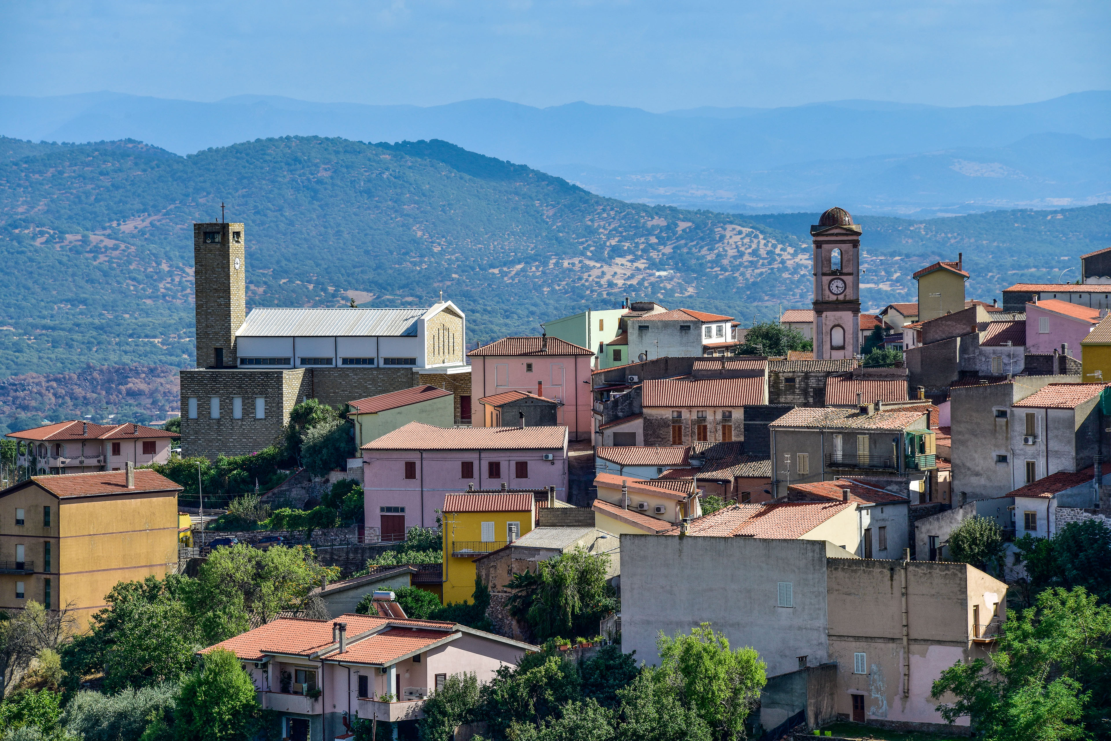 Scorcio del paese con la parrocchiale e la torre campanaria (foto Ivo Piras)