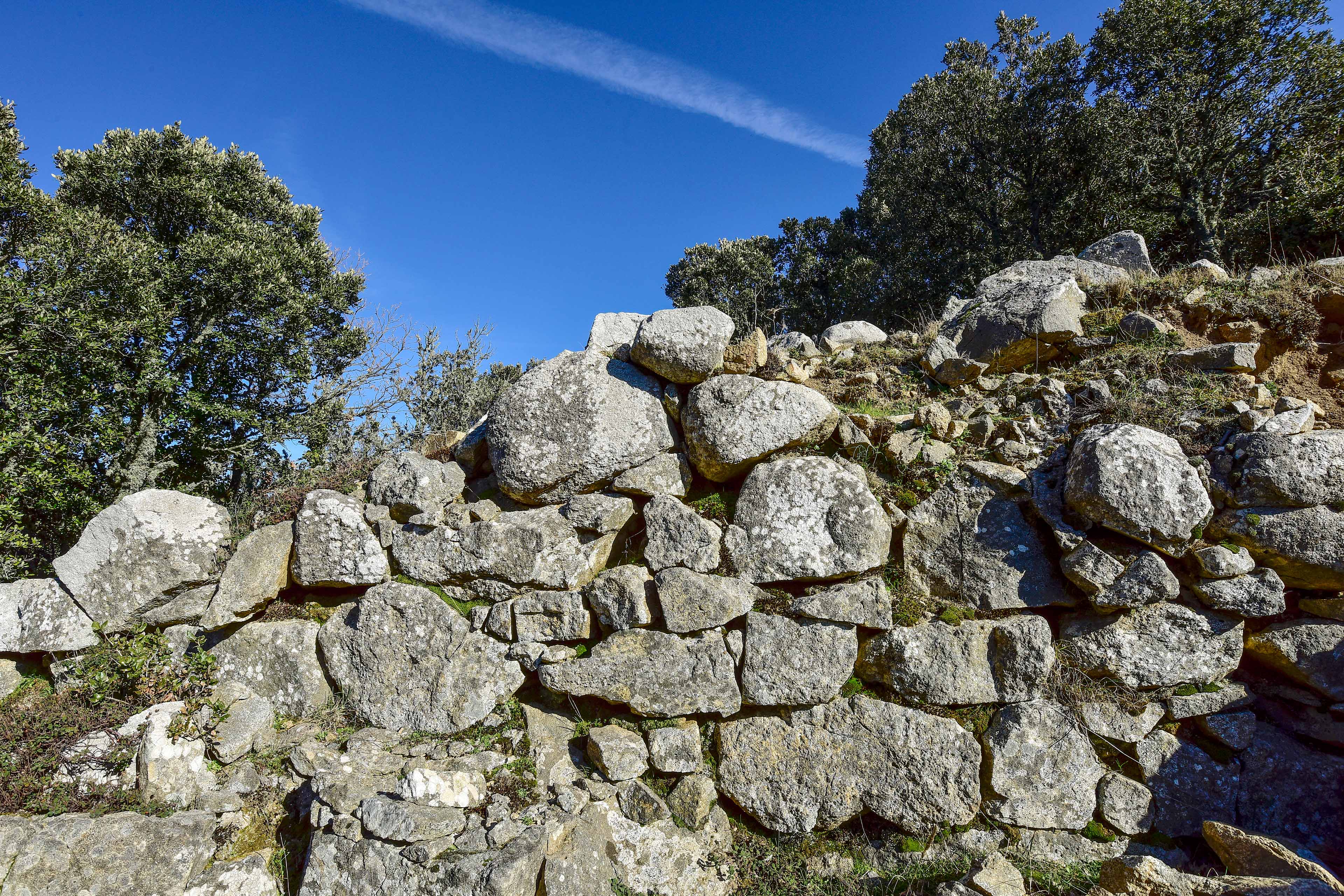 Strutture murarie della fortificazione (foto Ivo Piras)