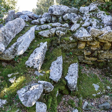 Le scale che conducevano sopra la muraglia, nella cortina a sud (foto Ivo Piras)