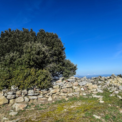 Strutture murarie del borgo fortificato (foto Ivo Piras)