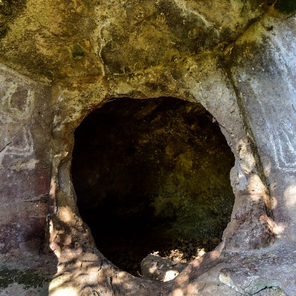 Incisioni presenti nell'ingresso dell'ipogeo (foto Ivo Piras)