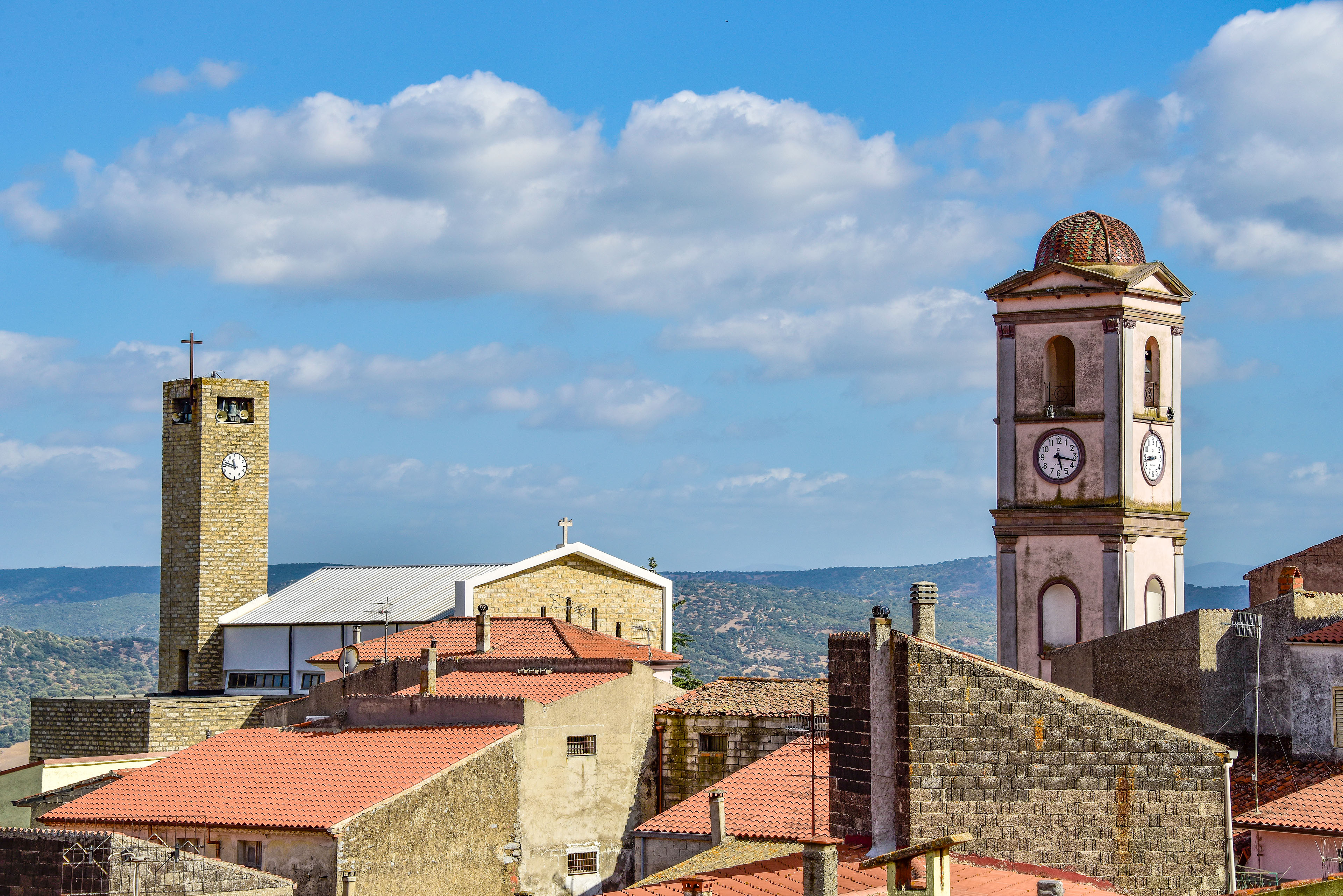 Veduta del campanile e della parrocchia Santi Cosma e Damiano