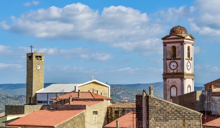 Veduta del campanile e della parrocchia Santi Cosma e Damiano