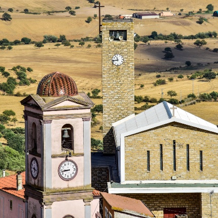 Dettaglio della cupola. Sullo sfondo la facciata della chiesa parrocchiale (foto Ivo Piras)