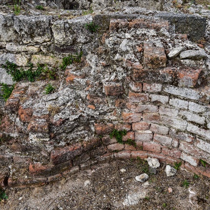 Ambiente interno coi muri in cotto (foto Ivo Piras)