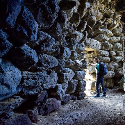 Finestrone e corridoio della scala al primo piano (foto Ivo Piras)