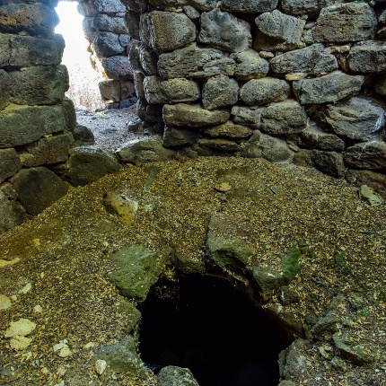 Foro sul pavimento che consente di osservare la cella al pian terreno ricolma di crolli (foto Ivo Piras)