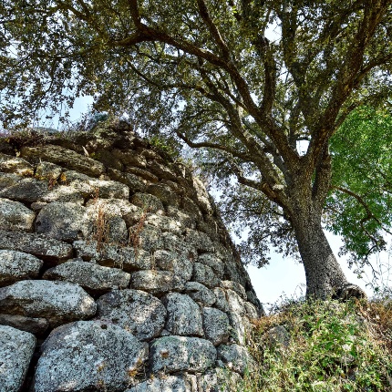 Veduta esterna delle mura della torre centrale (foto Ivo Piras)