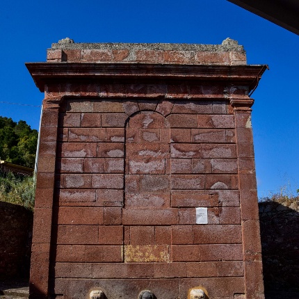 Veduta della fonte con i tre leoni versatori (foto Ivo Piras)