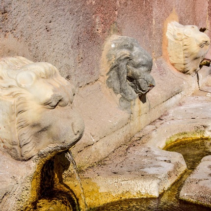 Dettaglio sui tre leoni versatori mutili (foto Ivo Piras)