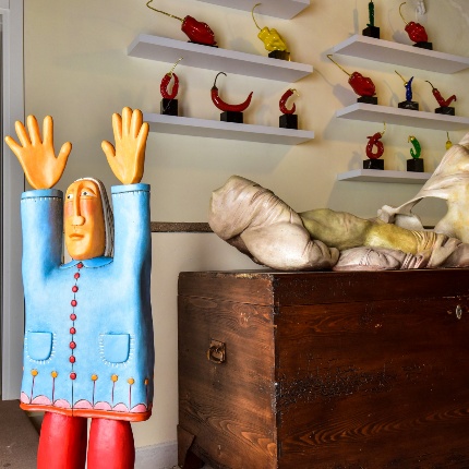 Particolare su alcune opere esposte (foto Ivo Piras)