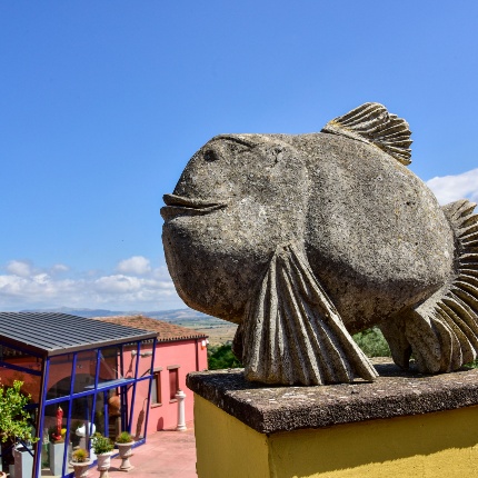 Esterno del museo con particolare su opera in pietra (foto Ivo Piras)