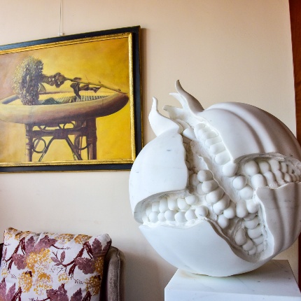 Particolare su alcune opere esposte (foto Ivo Piras)