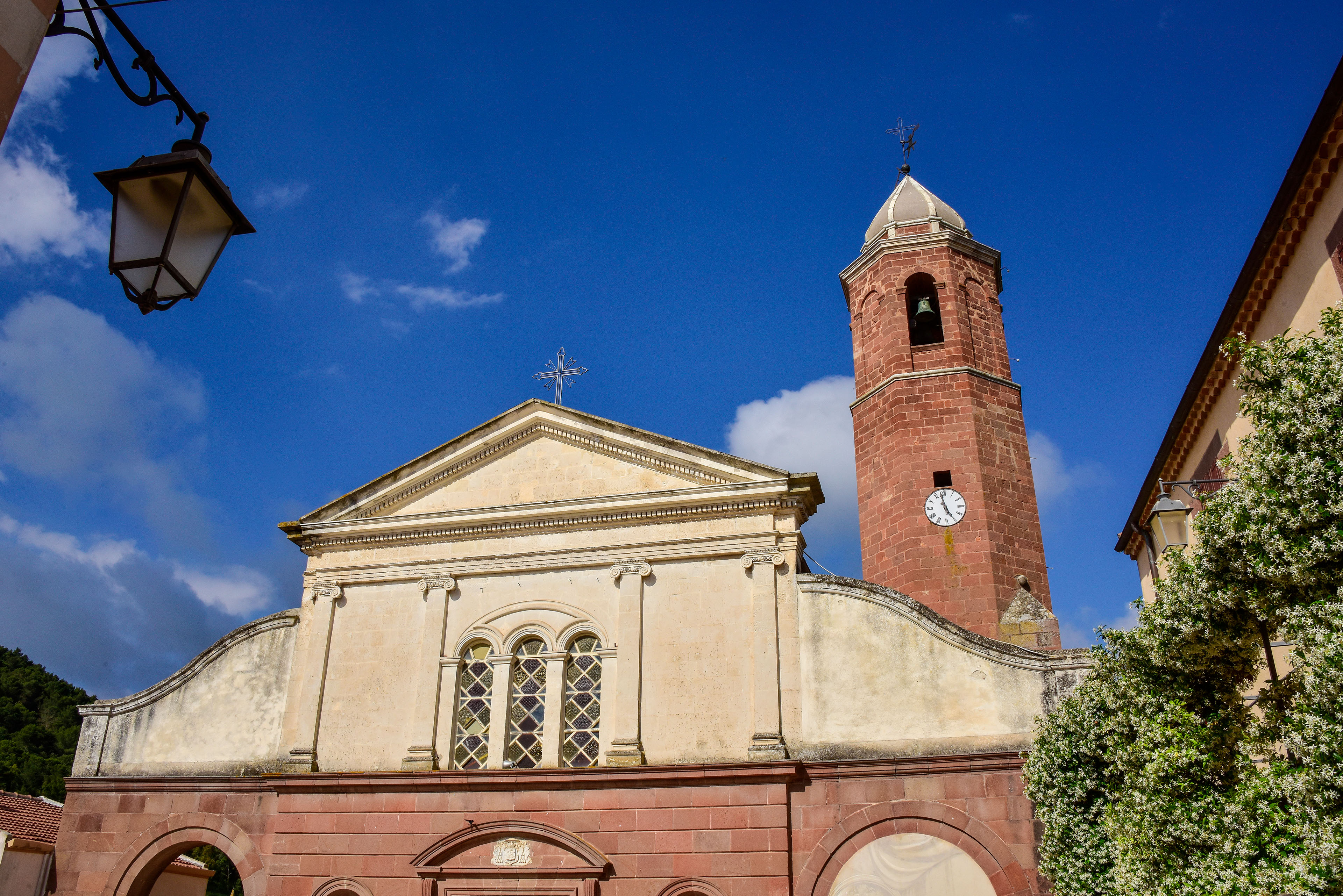 Facciata e campanile (foto Ivo Piras)