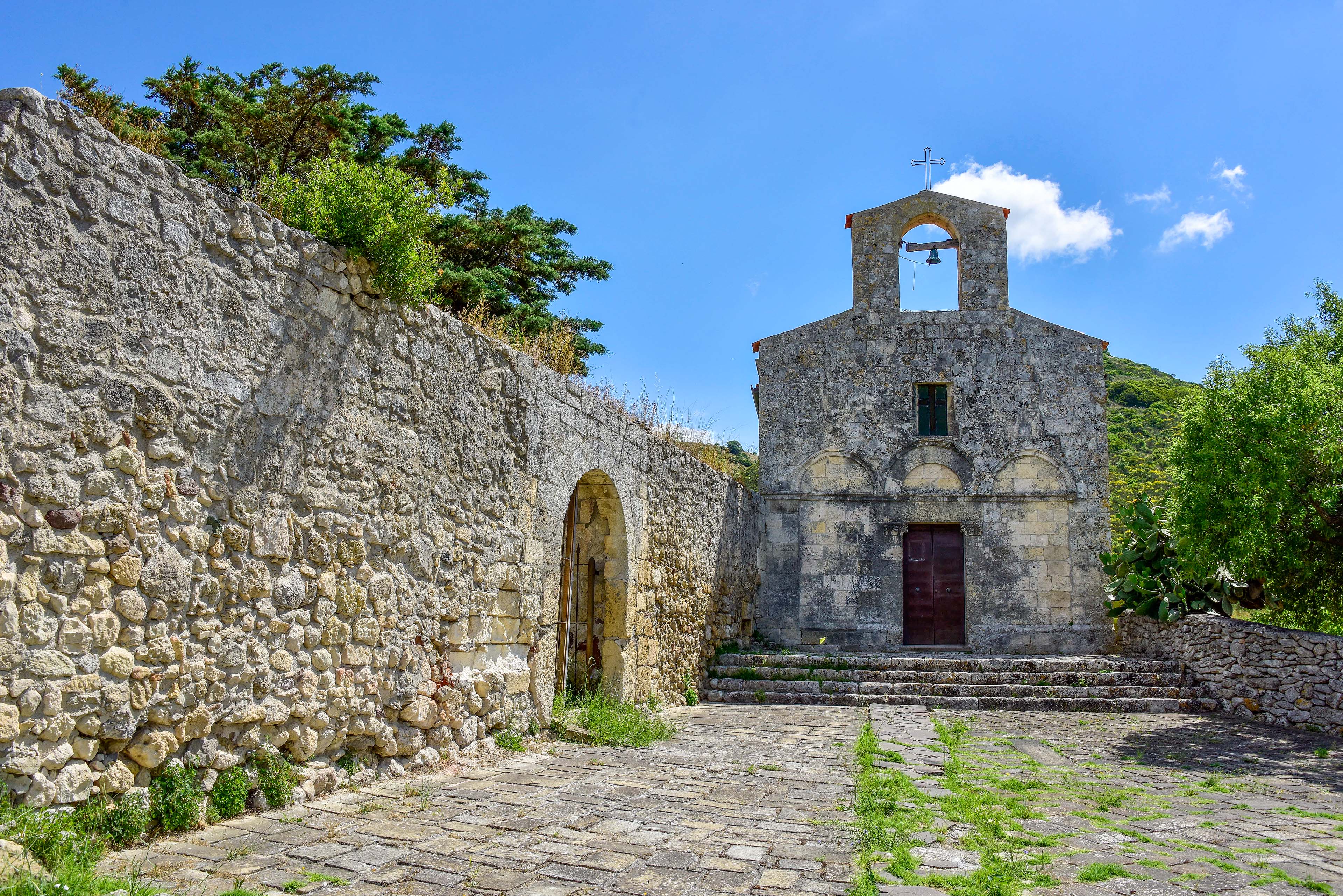 Facciata della fabbrica romanica (foto Ivo Piras)