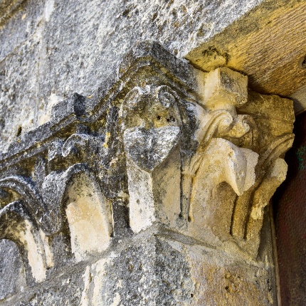 Capitello sinistro con decoro fitomorfo su cui poggia l'architrave (foto Ivo Piras)