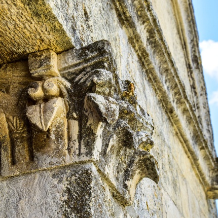 Capitello destro con decoro fitomorfo su cui poggia l'architrave (foto Ivo Piras)