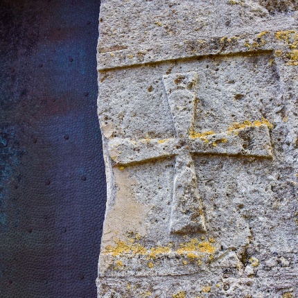 Croce incisa nel piedritto destro della Porta Santa (foto Ivo Piras)