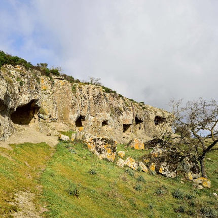 Il costone trachitico dove è scavata la necropoli (foto Ivo Piras)
