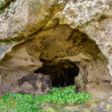 Ingresso di un ipogeo (foto Ivo Piras)