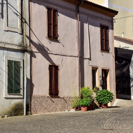 Murales nel centro storico (foto Ivo Piras)