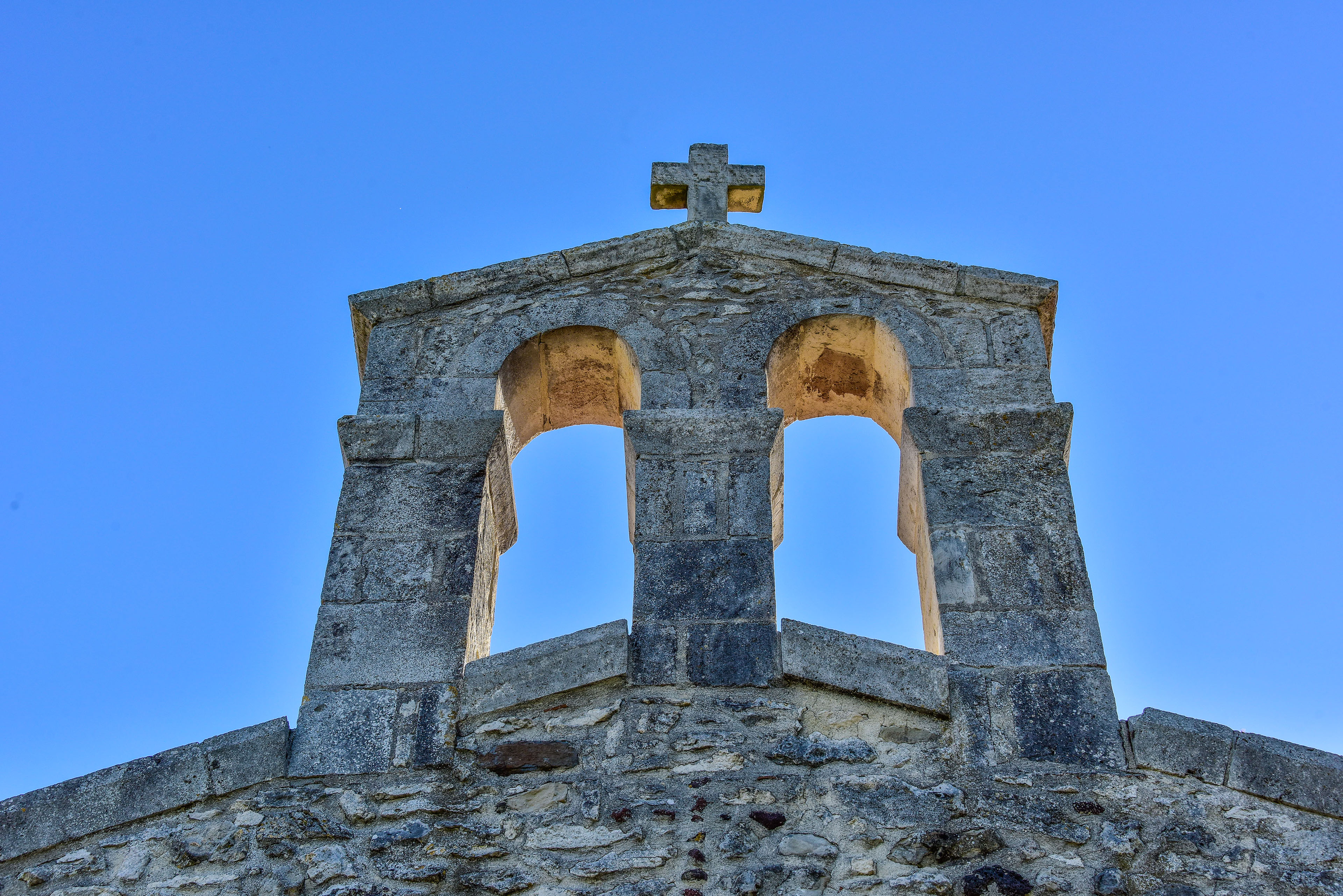 Campanile a vela con due monofore (foto Ivo Piras)