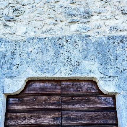 Portale in blocchi di pietra squadrata e decorati (foto Ivo Piras)