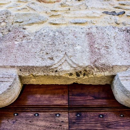 Ingresso laterale con architrave decorato (foto Ivo Piras)