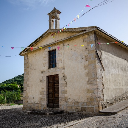 Vista laterale dell'edificio di culto (foto Angelo Marras)