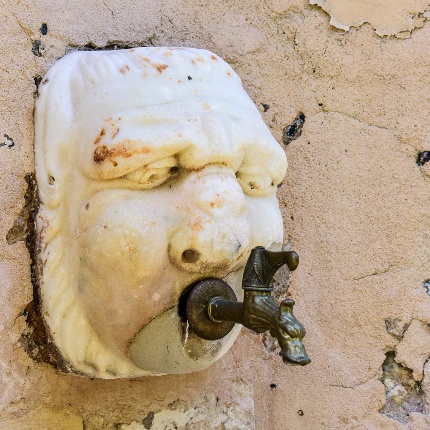 Dettaglio di un viso versatore con pupille forate (foto Ivo Piras)