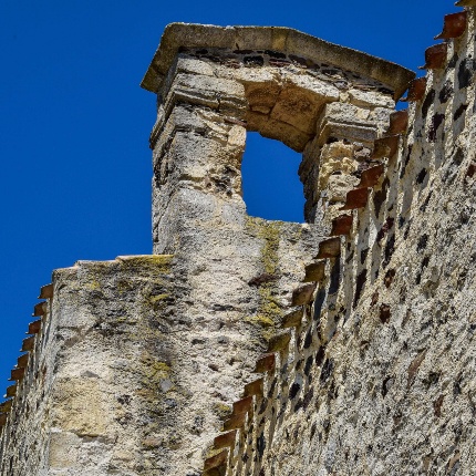 Campanile a vela con monofora (foto Ivo Piras)