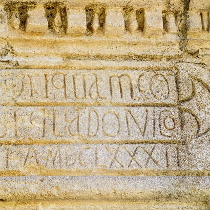 Iscrizione sopra il portale (foto Ivo Piras)