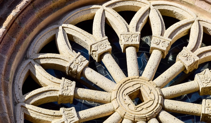 Lo splendido rosone sopra il portale