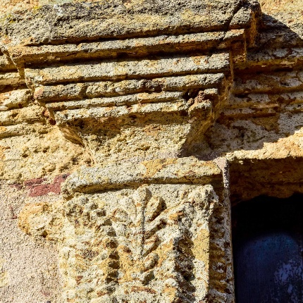 Motivo floreale sopra il portale (foto Ivo Piras)