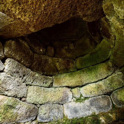 Vano in blocchi di basalto con copertura a tholos chiusa da un lastrone orizzontale (foto Ivo Piras)