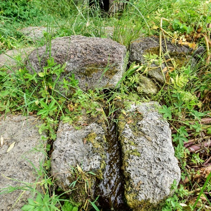 Canaletta del condotto di scolo realizzato sotto la pavimentazione dell'atrio (foto Ivo Piras)