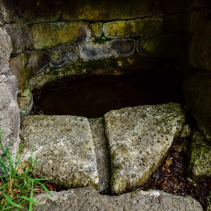 Particolare sulla canaletta di scolo incisa sulla soglia (foto Ivo Piras)