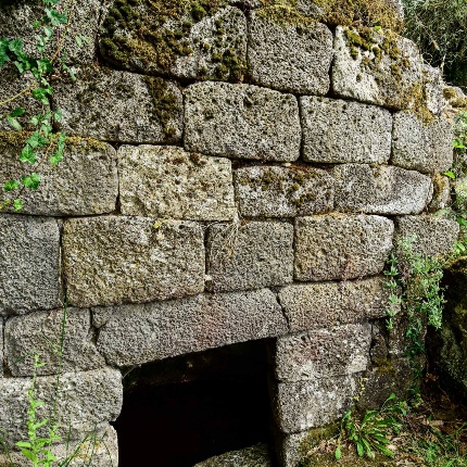 Muratura costituita da regolari filari di conci di basalto squadrati con cura (foto Ivo Piras)