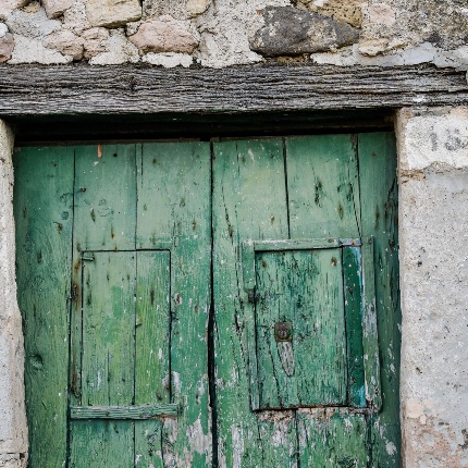 Porta in legno di una casa orami disabitata (foto Ivo Piras)