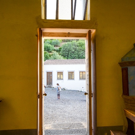 Chiesa di Santa Giulia a Rebeccu. Veduta dell'esterno dall'interno (foto Angelo Marras)