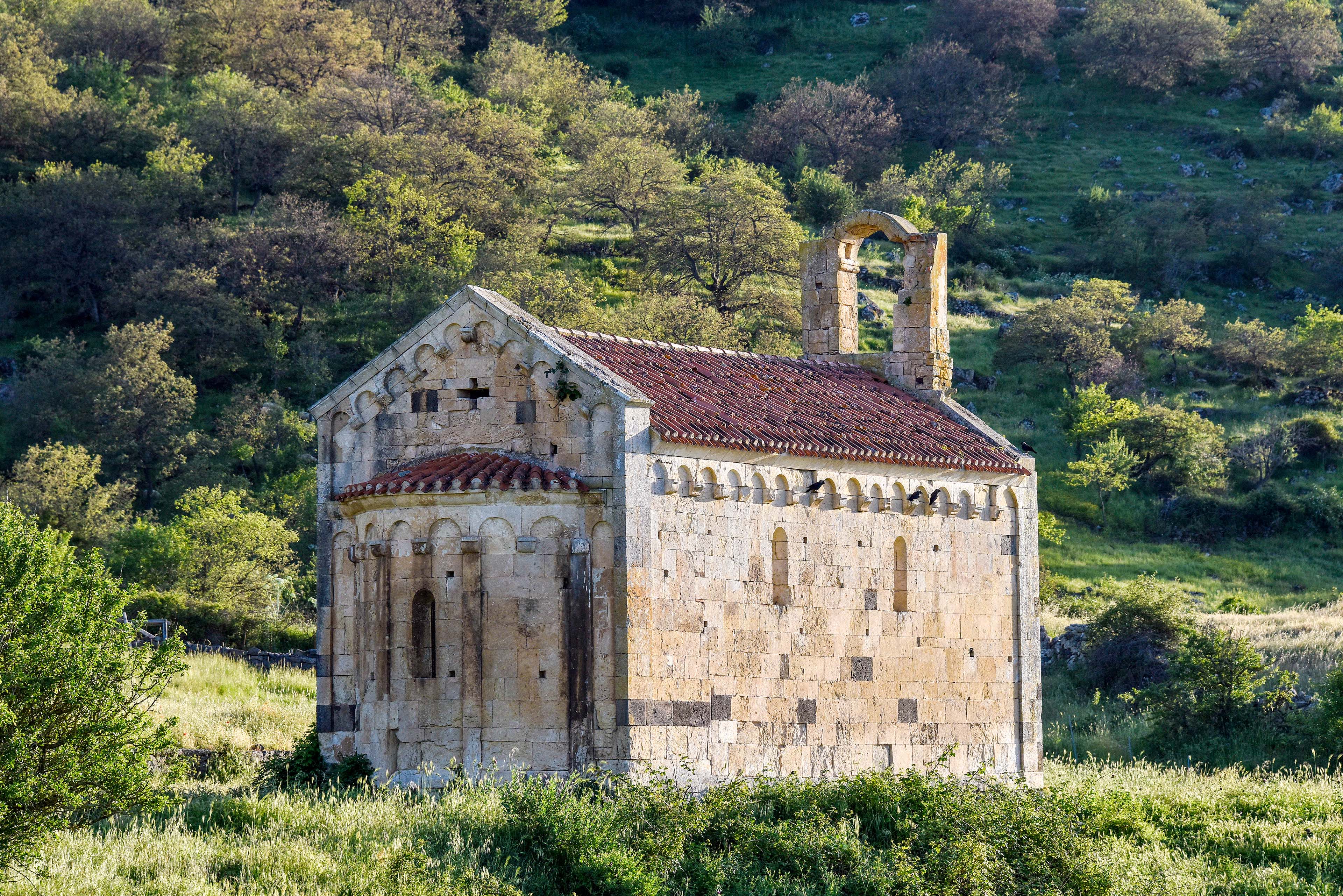 Veduta panoramica della fabbrica romanica