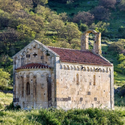 Bonorva, chiesa campestre di San Lorenzo di Rebeccu. Veduta panoramica della fabbrica romanica (foto Ivo Piras)