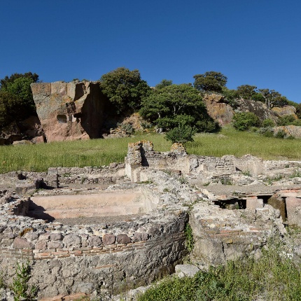 Resti delle terme romane di fronte alla necropoli (foto Ivo Piras)