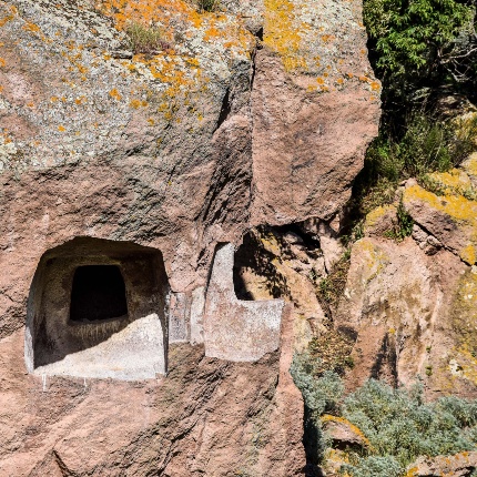 L’ipogeo X parzialmente distrutto da un cedimento del fronte di roccia (foto Ivo Piras)