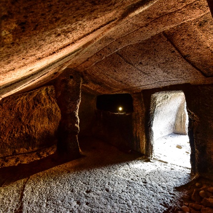 Tomba VIII, interno con pilastro e tetto a doppio spiovente (foto Ivo Piras)