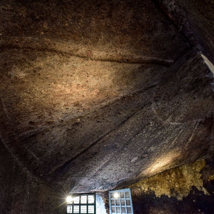 Tomba del Capo, anticella semicircolare il cui soffitto riproduce i travetti radiali di un tetto semiconico (foto Ivo Piras)