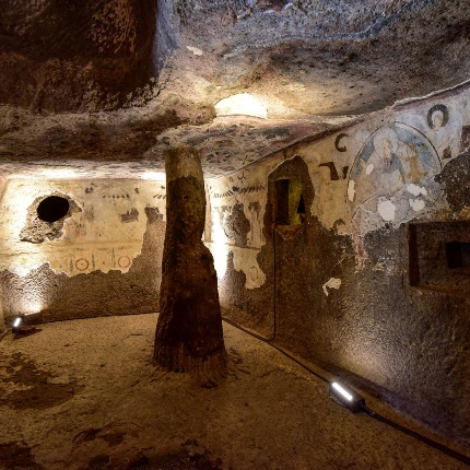 Tomba del Capo, ambiente rettangolare con due colonne e sulle pareti affreschi di soggetto cristiano (foto Ivo Piras)
