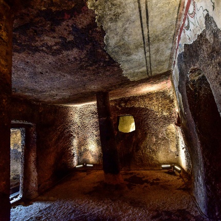 Tomba del Capo, la grande aula con pareti affrescate e doppio pilastro (foto Ivo Piras)