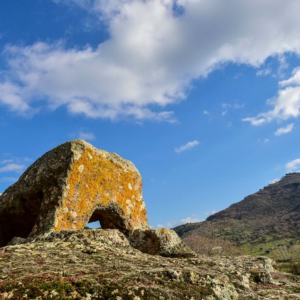 Sul ciglio della rupe si erge una singolare roccia traforata denominata Toro (foto Ivo Piras)