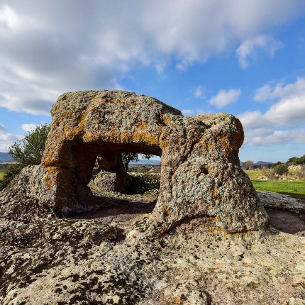 Al di sopra del costone si leva una singolare formazione rocciosa comunemente indicata il Toro (foto Ivo Piras)